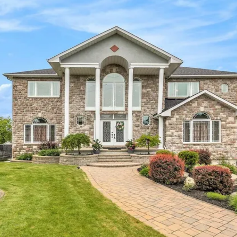 Luxury residential home at 1284 Rideau Cove Court, Ottawa – front exterior