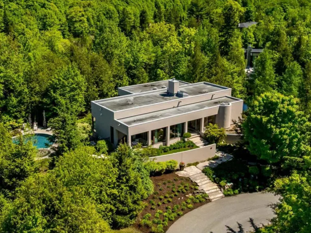 Modern residential home at 14 Kanata Rockeries Private, Ottawa – front exterior