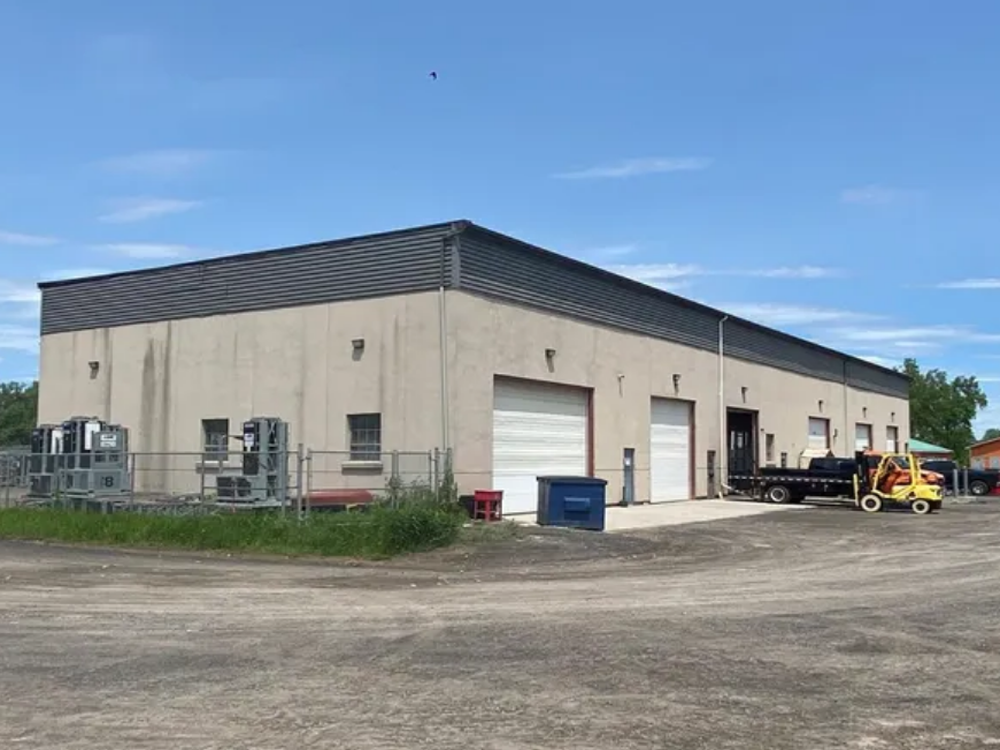 Commercial property at 3300 Rideau Road, Ottawa – front exterior view