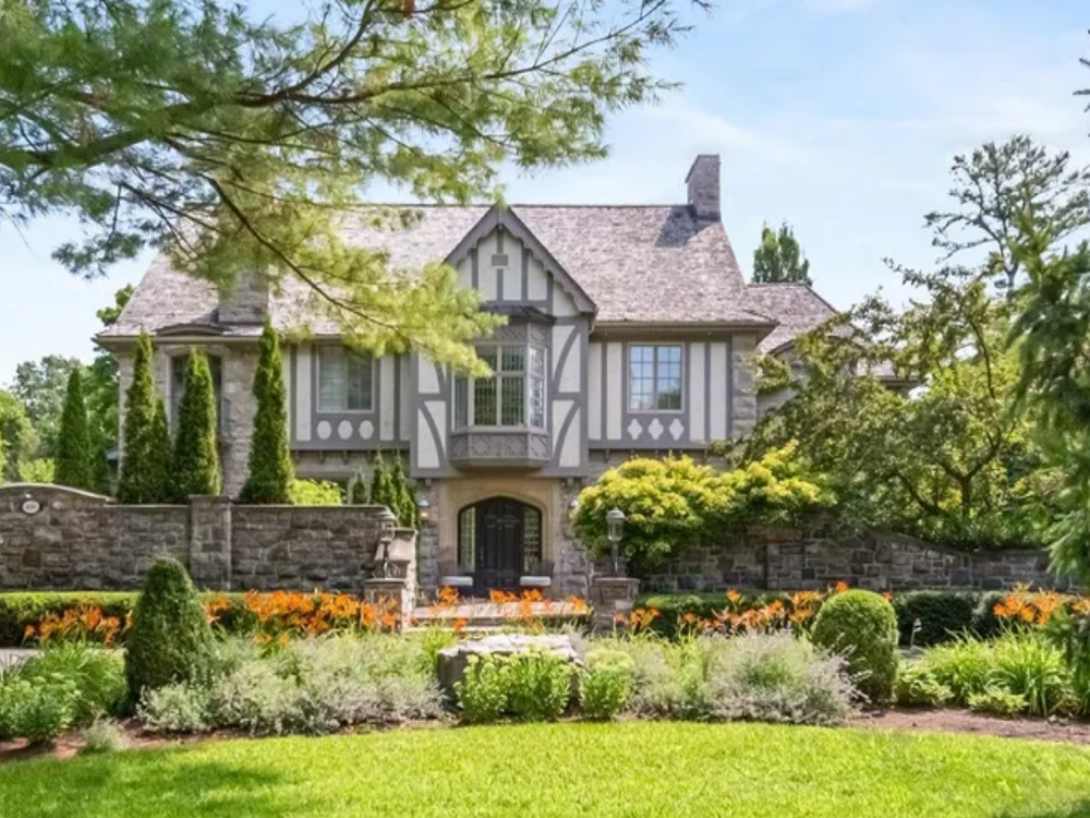 480 Manor Avenue Ottawa – elegant residential home in a prestigious neighborhood, featuring classic architecture and lush surroundings.