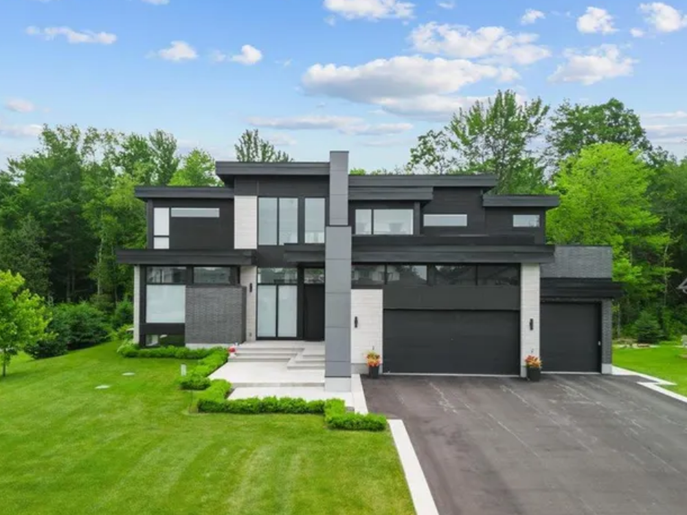 553 Shoreway Drive, Ottawa — modern two-storey home with double garage, stone and siding exterior, and manicured front lawn in a suburban setting.
