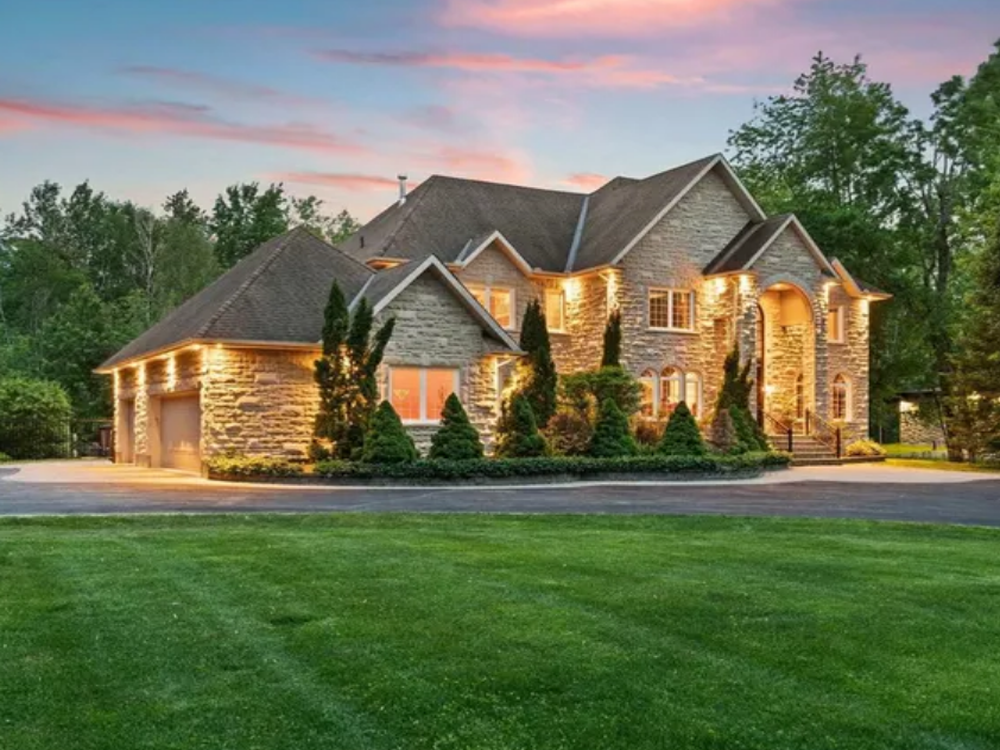 Luxury residential home at 5818 Queenscourt Crescent, Ottawa – front exterior